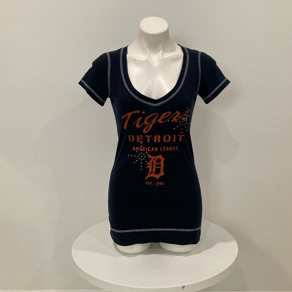 GENUINE MERCHANDISE Navy Detroit Tigers ⚾️ V neck T Shirt Stud Detail Medium